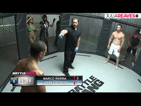 ❤️ Ultimate Fighter ቀለበቱ ውስጥ ከተጣላ በኋላ አንዲት ቁጥር ሴትን ትበዳለች። ❤ በእኛ ❌️